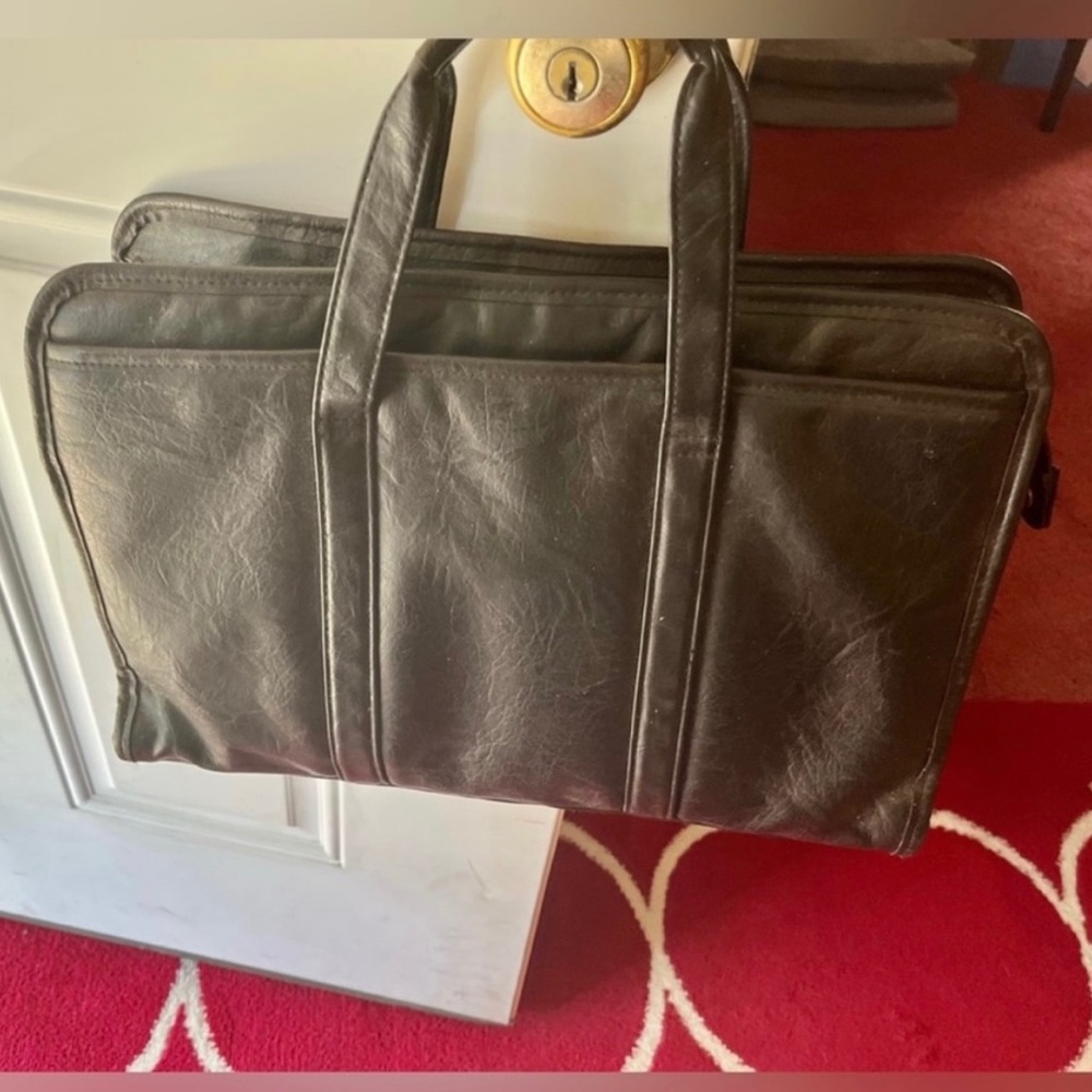 VINTAGE BLACK LEATHER BRIEFCASE/LAPTOP BAG w/DOUBLE TOP HANDLES & POCKETS 16x11 - Picture 2 of 9